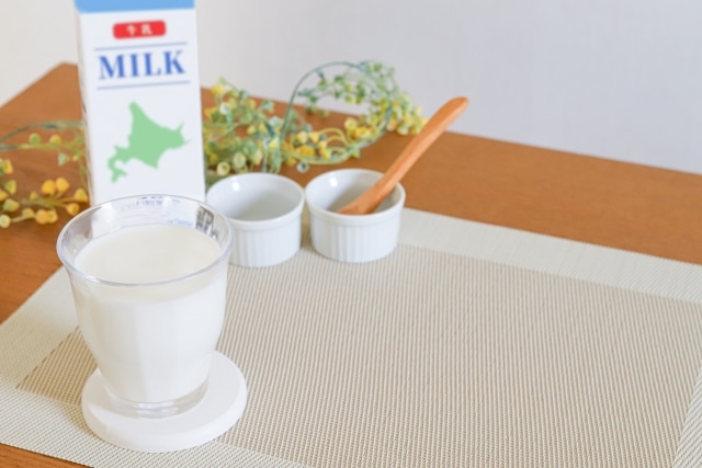 テーブルに置かれたミルクや牛乳パック
