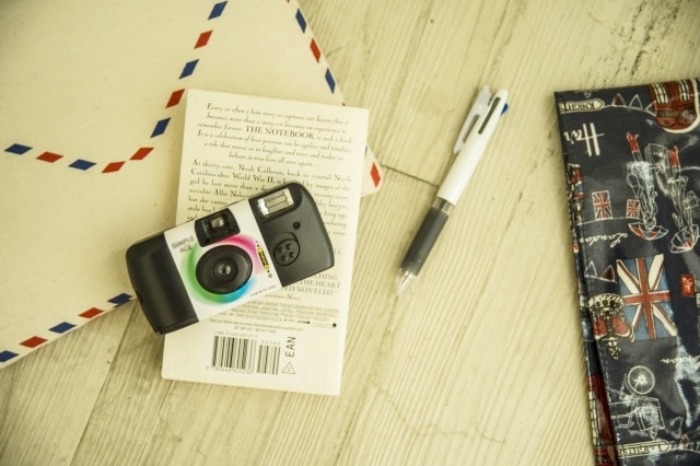 使い捨てカメラ、本、ペン、手紙
